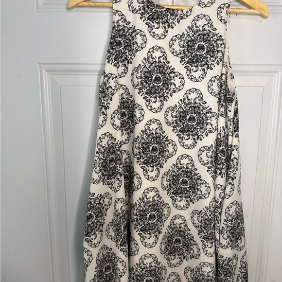 Elegant Black and White Patterned Dress - Picture 1 of 3